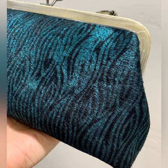 Handmade Real hair-on-cowhide Pattern Printed Kisslock Clutch/Crossbody - Picture 13 of 15